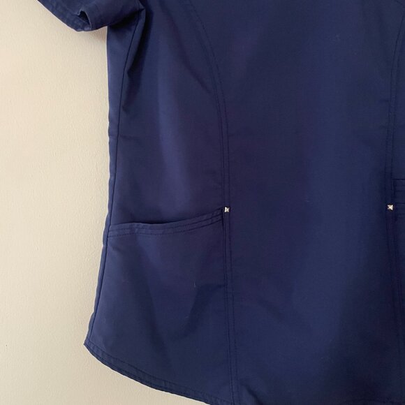 V neck scrub top with pockets - Picture 4 of 10